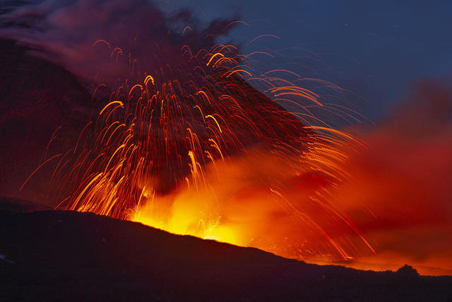  Az Etna kitörése leállította a szicíliai Catania repülőterének járatait