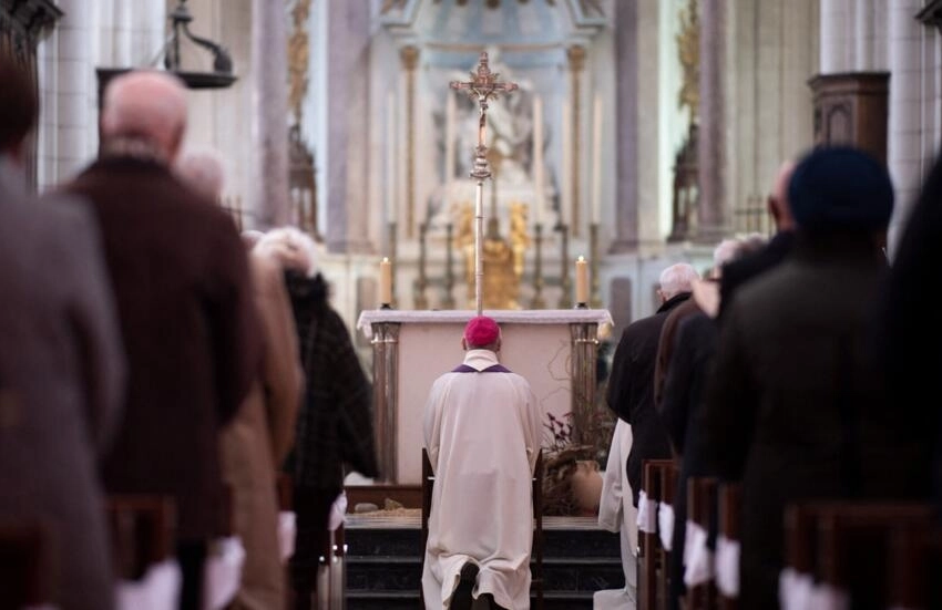  A francia katolikus egyház szkennelhető személyi igazolványokkal látja el a papságot