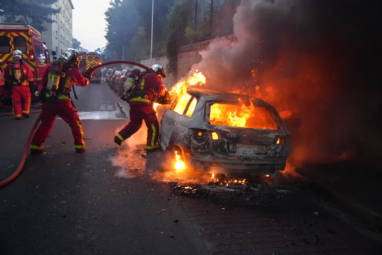  Összecsapások Párizsban miután egy rendőr lelőtt egy 17 éves fiút