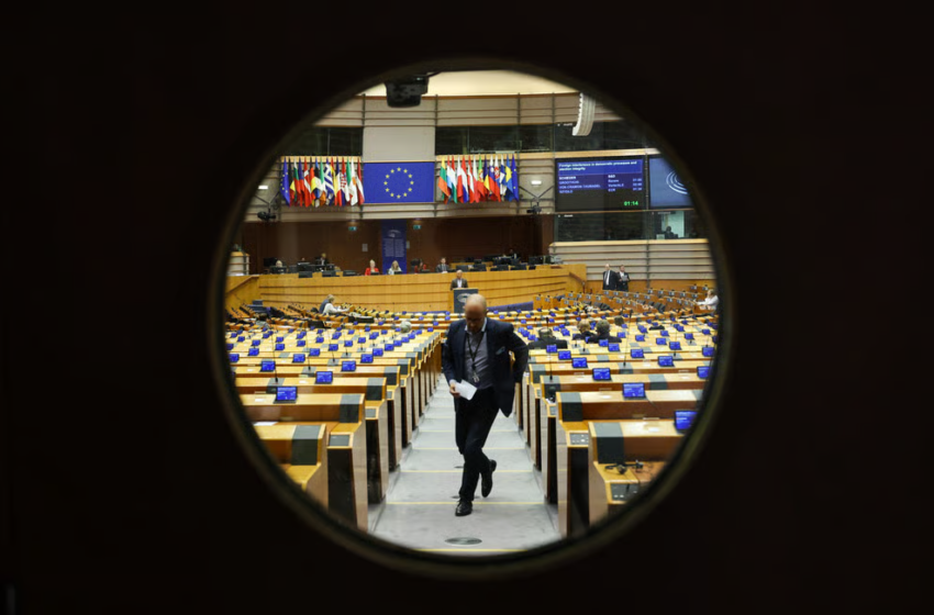 El a kezekkel a fizetésünktől! Az EU Parlament és az EU legfelsőbb bírósága ellenáll a költségvetési megszorításoknak