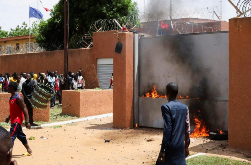  Tömegek támadtak a francia nagykövetségre Nigériában