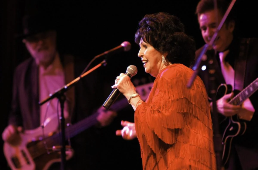  Wanda Jackson portrét lelepleznek le Oklahomában