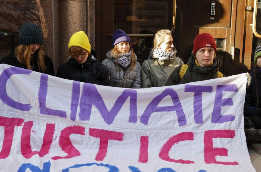  Greta Thunberg és más klímaaktivisták blokkolják a svéd parlament bejáratát