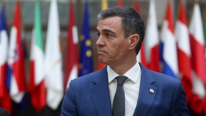  Az uniós szocialisták „sztárja”Pedro Sánchez spanyol miniszterelnök kénytelen lesz lemondani miután a bíróság vizsgálatot indított felesége ellen korrupció vádjával