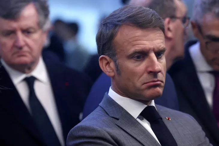  A Macron elleni bizalmatlansági indítvány túljutott az első lépésen